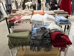 时尚围巾陈列于店铺中
