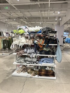 商场内衣物陈列架