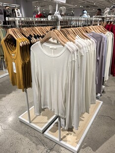 时尚服装店的多样服饰陈列