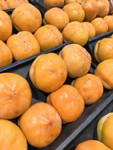 整齐摆放的新鲜橙子