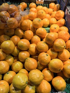 超市里堆积如山的新鲜橘子