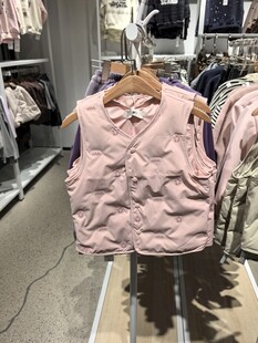 粉色儿童马甲挂于店内