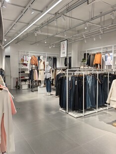 时尚服装店内部陈列场景