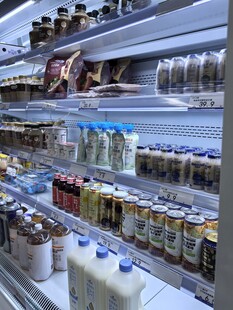 超市货架上的多样饮品