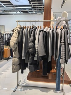 时尚服装店的多样服饰展示