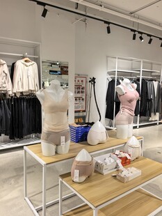 时尚服装店内部陈列展示