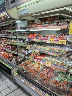 超市内丰富多样的肉类陈列