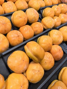 整齐摆放的新鲜黄橙