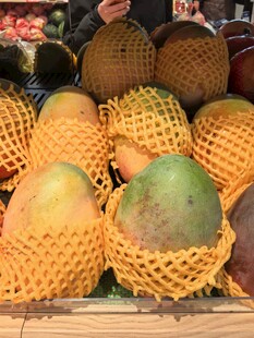 网袋包裹的新鲜芒果陈列