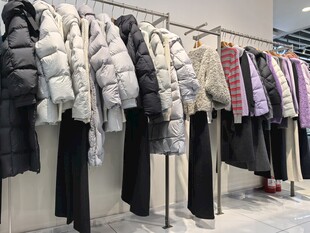 时尚羽绒服店内陈列展示