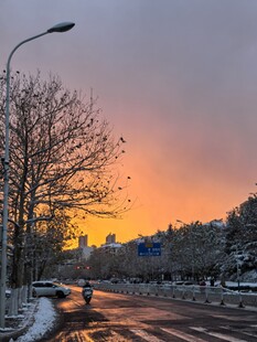 冬日黄昏下的静谧街道