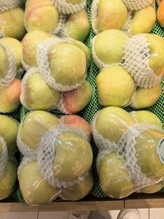 超市里堆叠的网袋包装水果