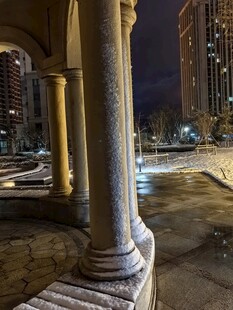 城市夜景下的古典建筑立柱