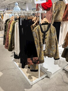 时尚服装店的多样服饰陈列