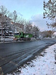 雪地中的绿色作业车辆