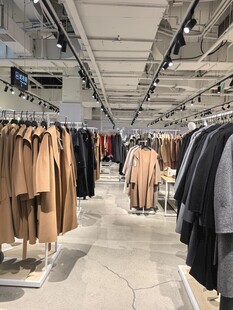 时尚服装店内部陈列展示