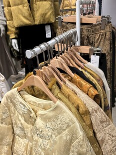 时尚衣物陈列展示
