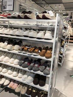 鞋店货架上琳琅满目的鞋子