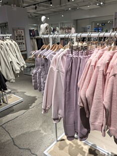 时尚服装店的多彩衣物陈列
