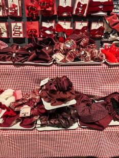 多彩布料堆叠展示