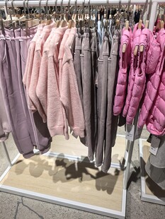 多彩女装挂架陈列展示