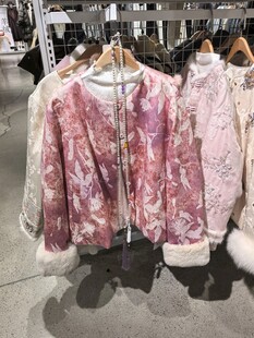 时尚多彩外套挂于衣架