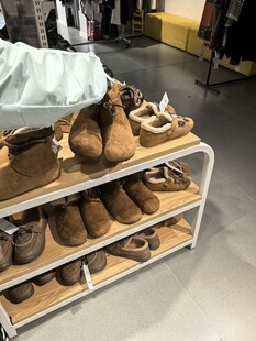 货架上陈列的各式鞋子