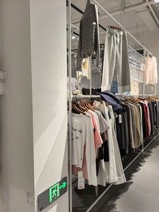 时尚服装店内部陈列展示