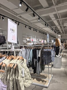 时尚服装店内部陈列展示