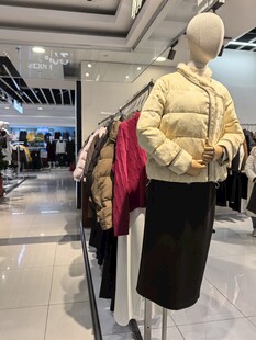 时尚商场内的服装展示