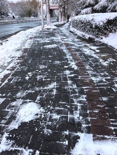 雪后街道砖路覆雪痕迹