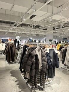 时尚服装店内部陈列