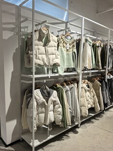 时尚服装店的衣物陈列架