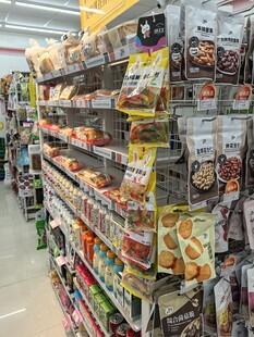 超市货架上琳琅满目的食品