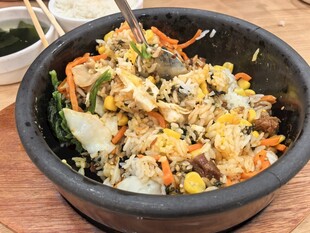 美味拌饭食材丰富诱人