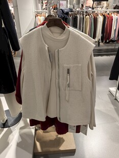 店内展示的时尚白色外套