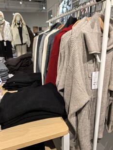 时尚服装店的多样服饰陈列