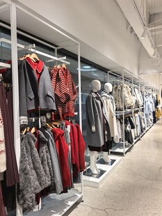 时尚服装店内部陈列场景