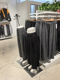 店内陈列的时尚长裤展示