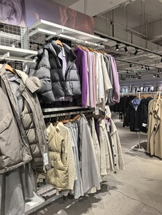 时尚服装店的多样服饰