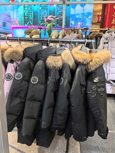 冬季保暖羽绒服整齐陈列
