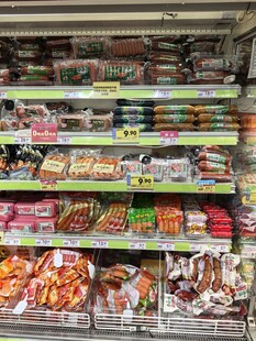 超市货架上丰富多样的零食