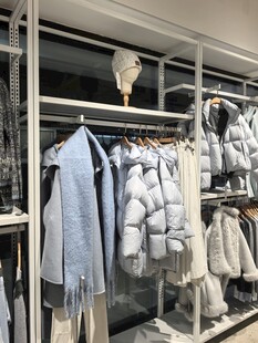 时尚服装店的衣物陈列架