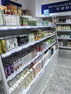 超市内整齐的货架陈列