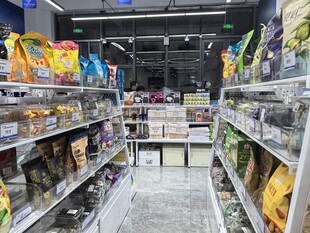 超市内景展示丰富商品