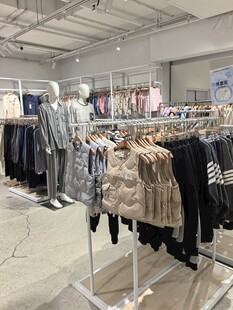 时尚服装店多彩服饰陈列