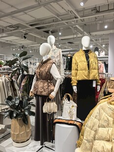 时尚服装店的多样服饰展示