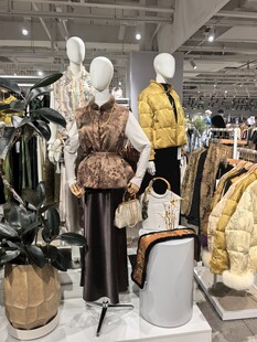 时尚服装店的模特陈列展示