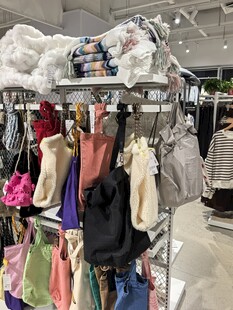 时尚衣物陈列于置物架