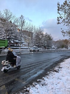 雪地中行驶的摩托车